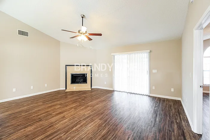 3 bed, 2.0 bath, 1425 sqft, $2,385 — Photo 4