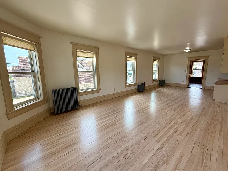 215 N Wisconsin St — Photo 3