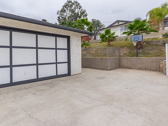 2nd image of 2082 Oriole St
