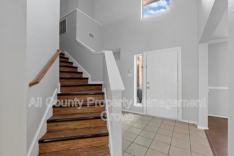 4 bed, 3.5 bath, 2551 sqft, $2,295 — Photo 2