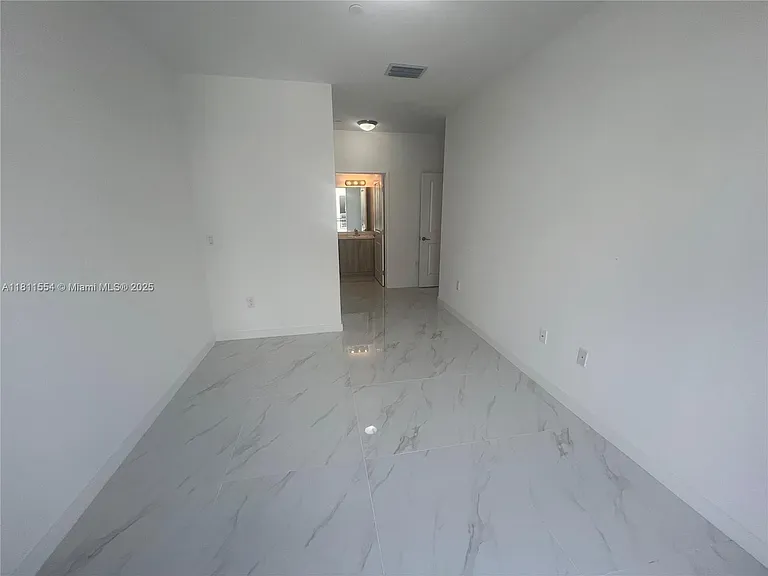 1010 SW 69th Ave #212 — Photo 28
