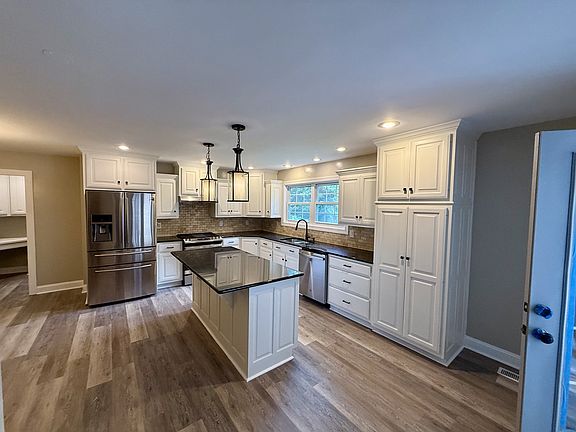 5th image of 6 Mason Ln