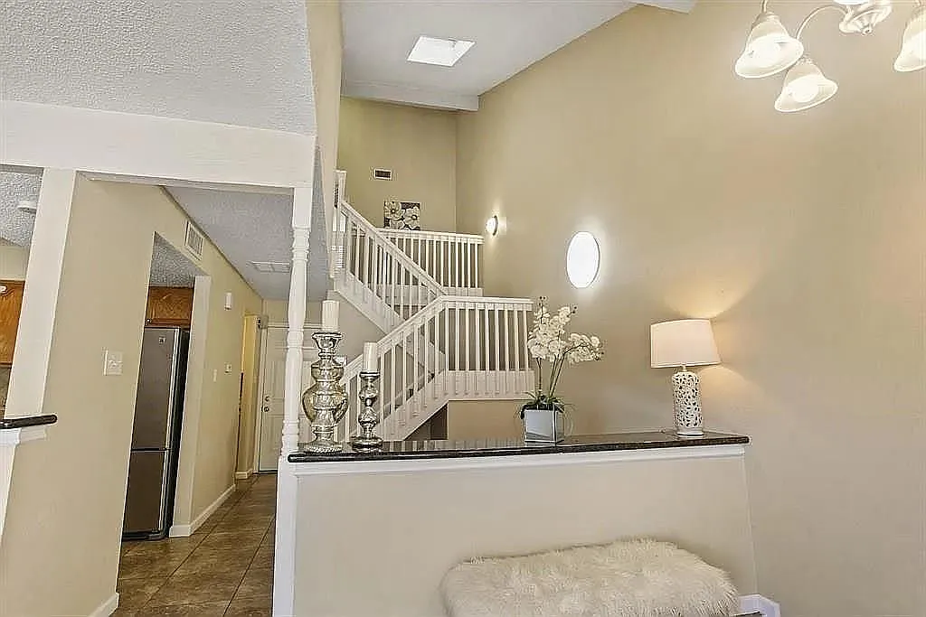3 bed, 2.5 bath, 1382 sqft, $1,800 — Photo 4