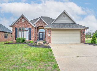 2 Grassland Trl, Bentonville, AR 72712