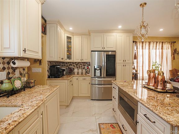4th image of 1715 Hering Avenue