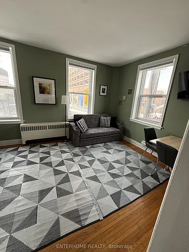 51 Queen St E Photo 1