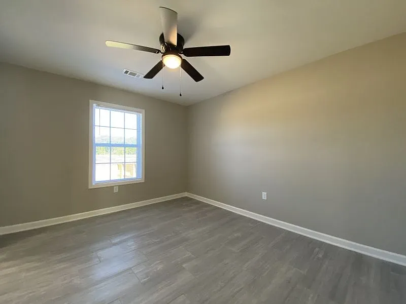 2412 Loop Acres Dr — Photo 3