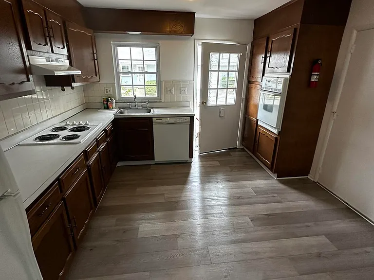 1042 Aberdeen Dr #1042B — Photo 3