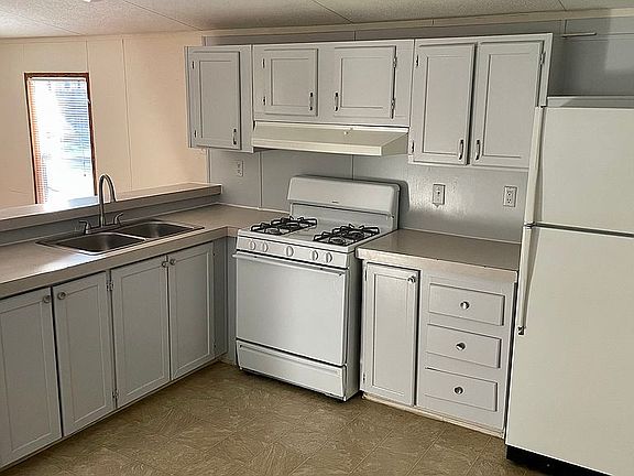 4th image of 1302 Village West Dr