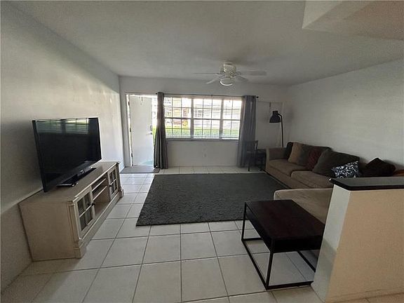 4th image of 2453 NE 51st St APT D114
