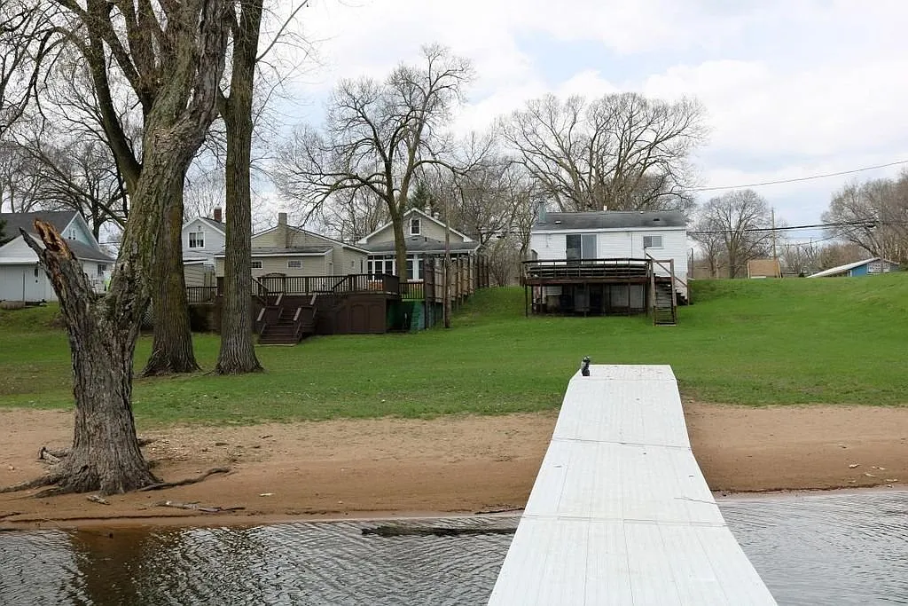 Bayfront 2 bed House with Huge Yard in July — Photo 3