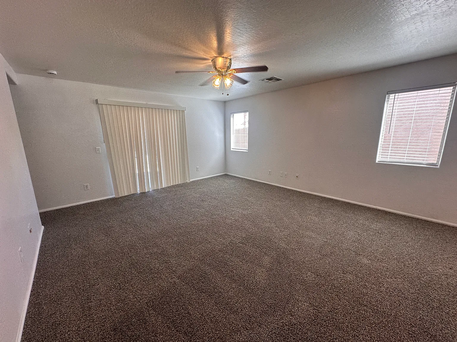 3 bed, 1276 sqft, $1,695 — Photo 2