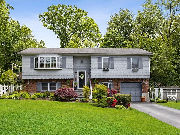 2nd image of 39 Seven Oaks Ln