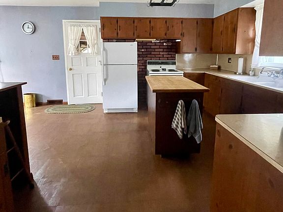 4th image of 25 Scott Dr