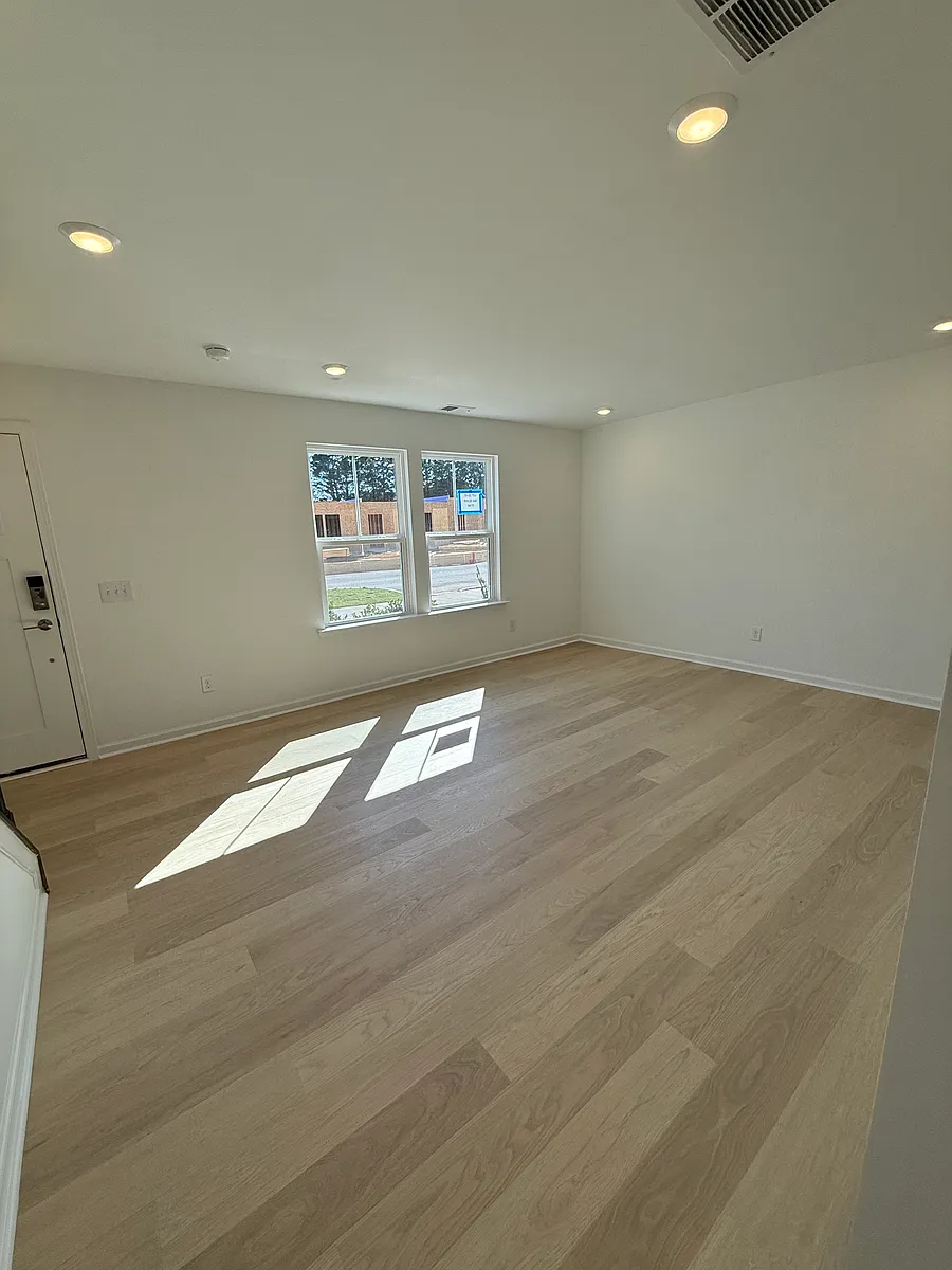 Building Photo - 565 Silver Star Blvd