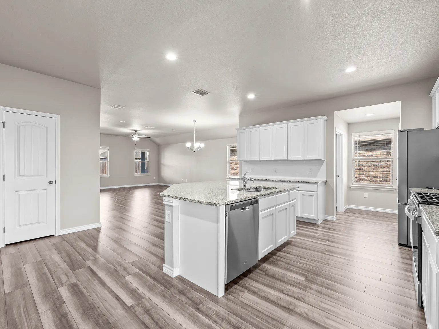 4 bed, 2047 sqft, $2,550 — Photo 2