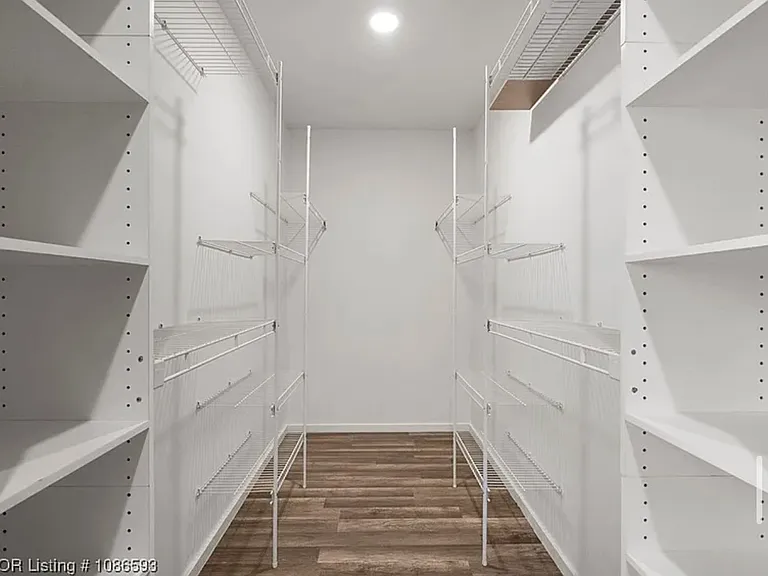 211 W Houston St — Photo 15