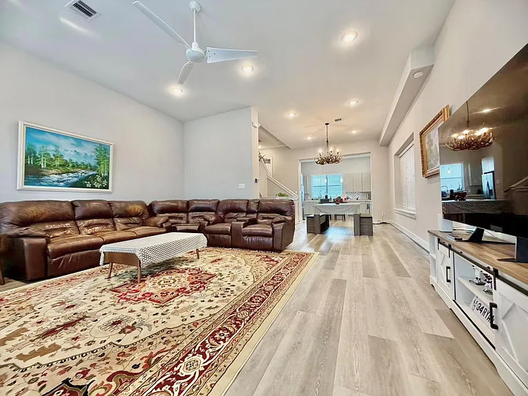 1254 N Post Oak Rd #B — Photo 10