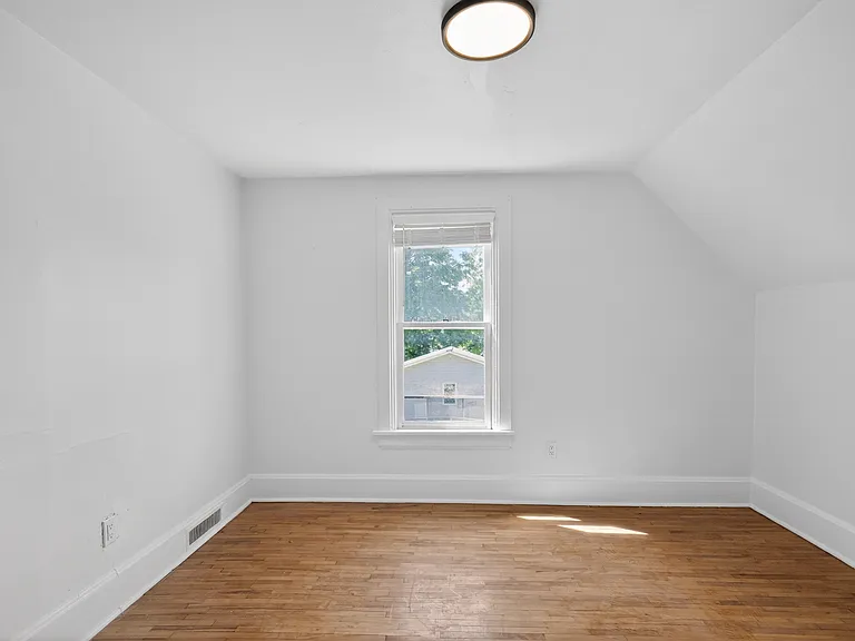 408 E Geneva St — Photo 17