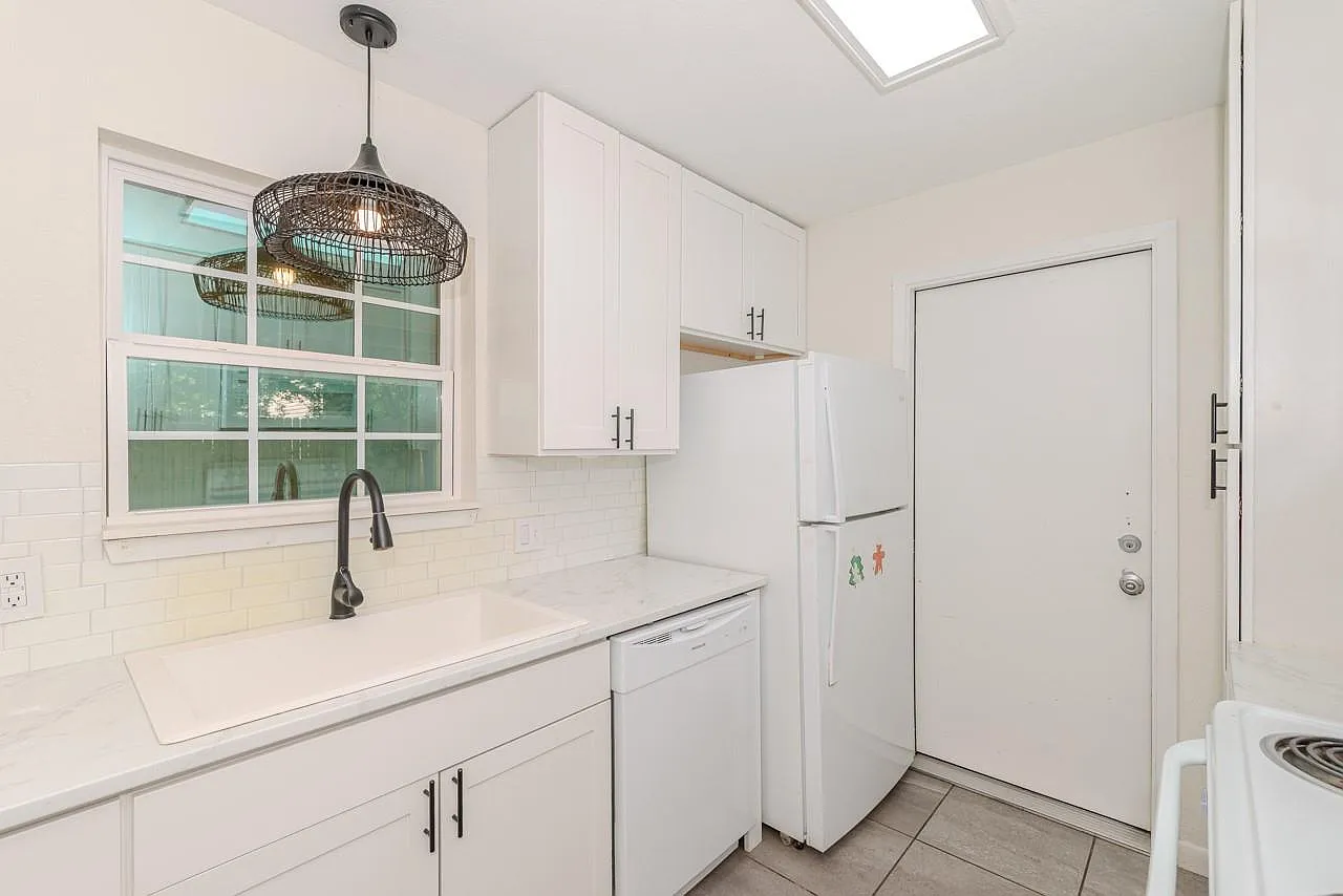 3 bed, 1.5 bath, 993 sqft, $1,475 — Photo 3