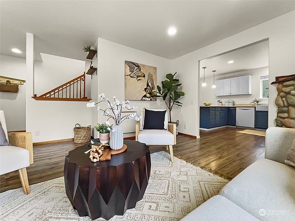 5th image of 22180 Apollo Drive NE
