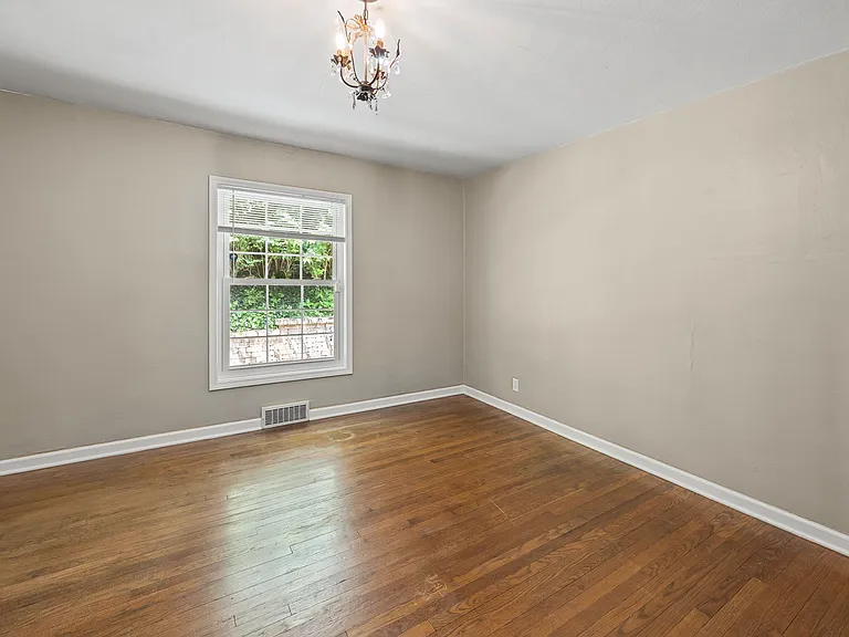 2260 N River Rd — Photo 24