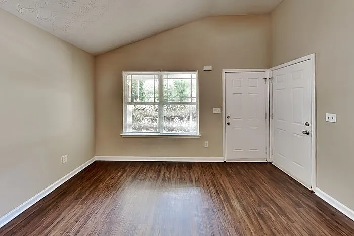 3 bed, 2.0 bath, 1365 sqft, $1,745 — Photo 3