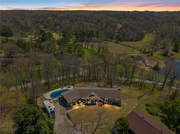 8446 Par Ln, Rogers, AR 72756