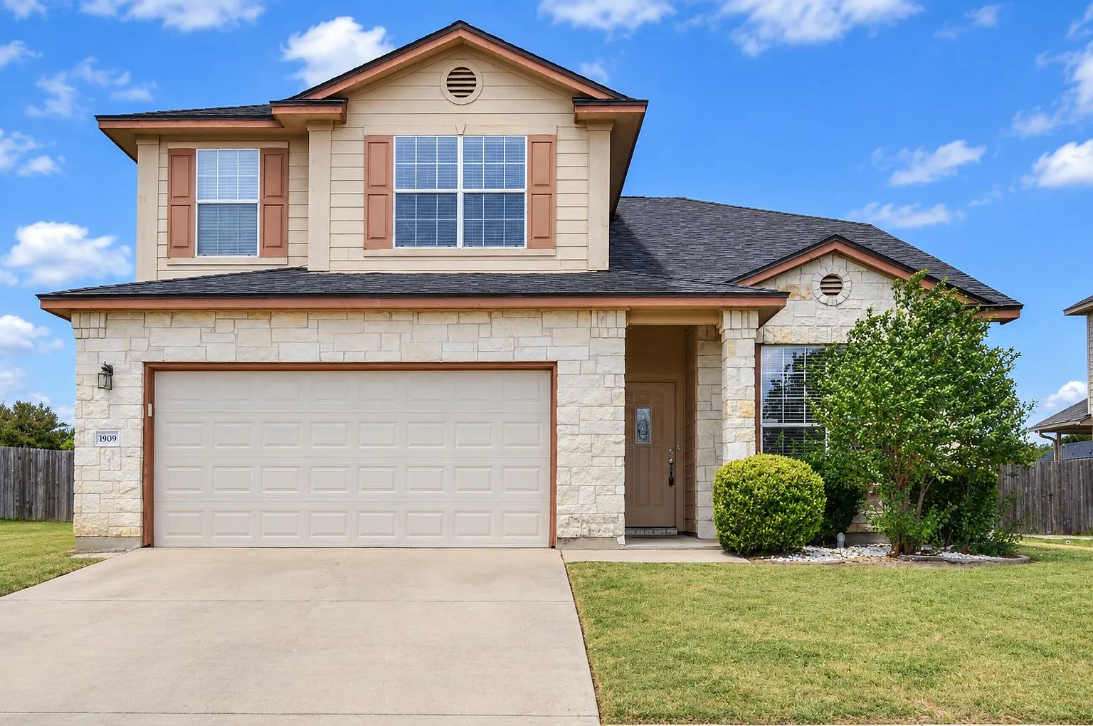 4 bed, 2.5 bath, 2058 sqft, $1,975 — Photo 1