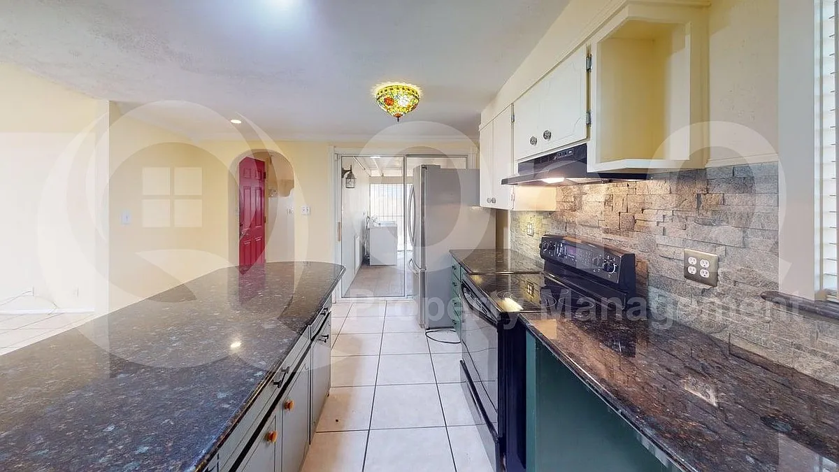 2 bed, 1.0 bath, 1033 sqft, $1,525 — Photo 2