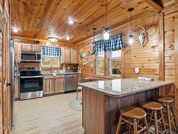 4th image of 361 Holiday Ln
