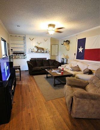3rd image of 400 Dexter Dr