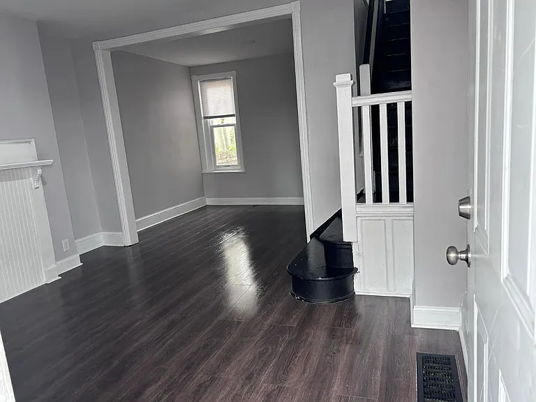 1332 N Hobart St — Photo 3