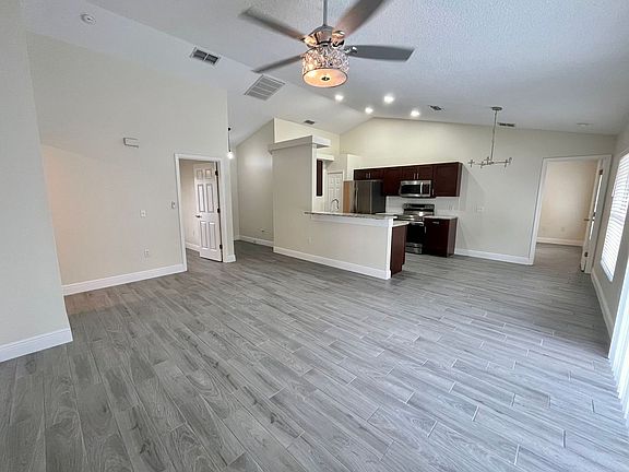 3rd image of 402 Manitoba Way