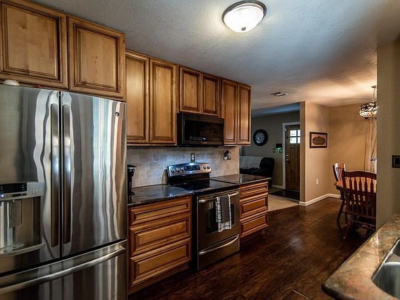 5th image of 629 Hidden Oaks Dr