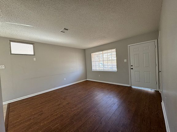 3rd image of 806 Buttercup Cir