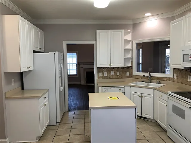 2713 Denbel Cir — Photo 2