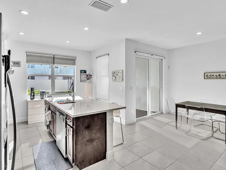 556 Sanderling Cir — Photo 13