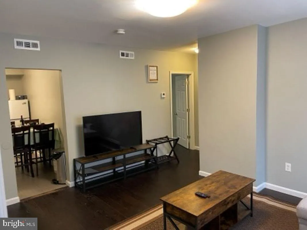 2 bed, 3810 sqft, $2,872 — Photo 3