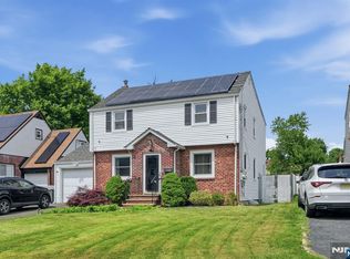 27 Beveridge St, Teaneck, NJ 07666