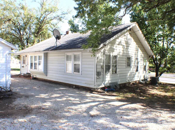 3228 SE 6th St, Topeka, KS 66607