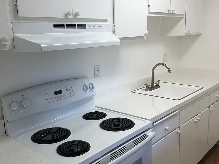 120 E Remington Dr — Photo 6