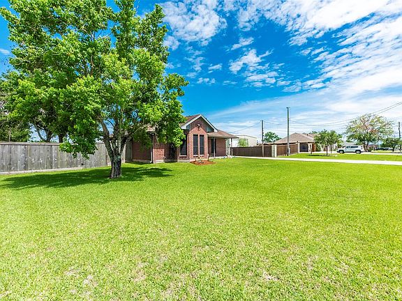 3rd image of 3603 Lone Pine Dr