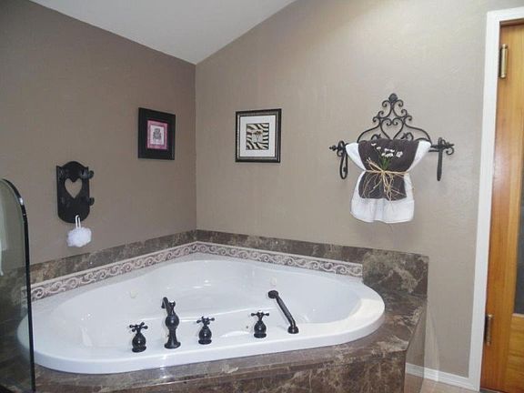 Master Heated/Jetted Tub