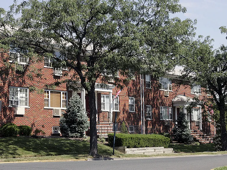 Christopher Court — Photo 1