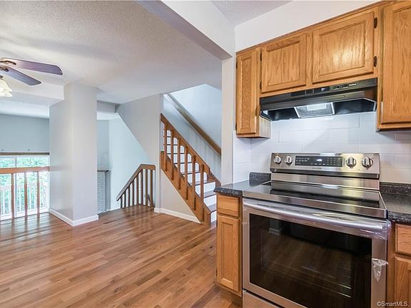 3rd image of 410 Farmington Ave APT I2