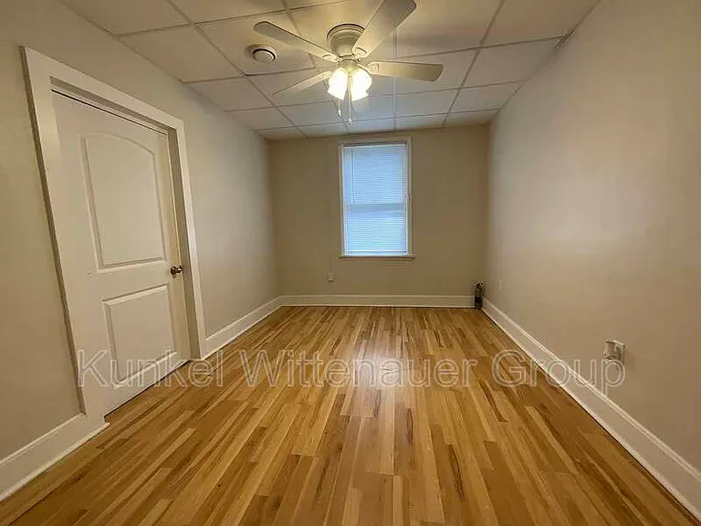 324 N Jackson St — Photo 9