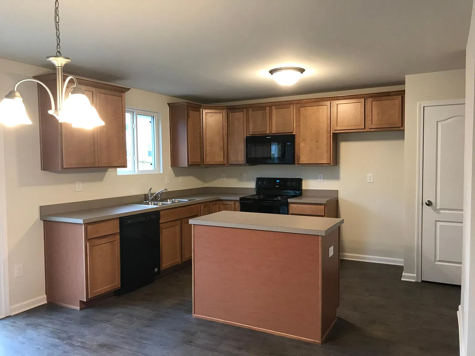 3 bed, 2.5 bath, 1713 sqft, $1,995 — Photo 4