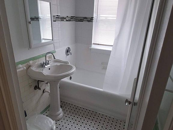 3rd image of 317 S Oak Park Ave