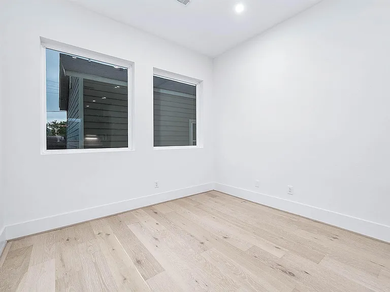 319 N Nagle St — Photo 16